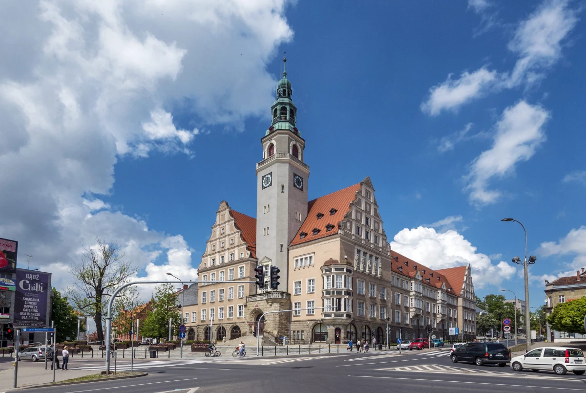 ​W drugiej turze wyborów na prezydenta Olsztyna zmierzą się kandydat Koalicji Obywatelskiej Robert Szewczyk, który uzyskał 32,81 proc. głosów i startujący z własnego komitetu Czesław Jerzy Małkowski, na którego zagłosowało 21,16 proc. wyborców - wynika z oficjalnych wyników podanych przez PKW.