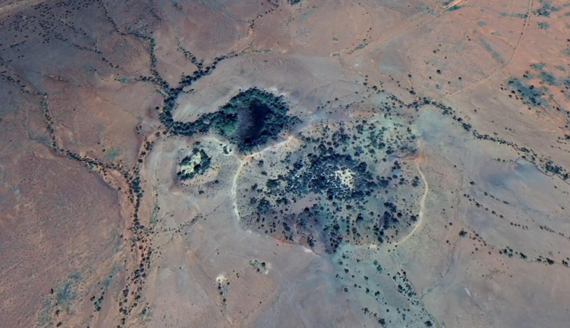 W nowym badaniu naukowym opublikowanym na łamach "Geochimica et Cosmochimica Acta" eksperci skupili się na materiale znalezionym na obszarze pola kraterowego w Australii. Odkryte tam szklane fragmenty okazały się mieć inny skład, niż pierwotnie się spodziewano. Badacze podsumowali, że formacje "mają kosmiczne pochodzenie".