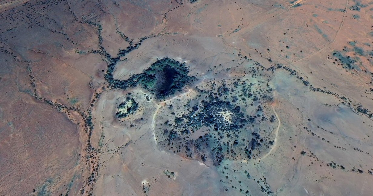 W nowym badaniu naukowym opublikowanym na łamach "Geochimica et Cosmochimica Acta" eksperci skupili się na materiale znalezionym na obszarze pola kraterowego w Australii. Odkryte tam szklane fragmenty okazały się mieć inny skład, niż pierwotnie się spodziewano. Badacze podsumowali, że formacje "mają kosmiczne pochodzenie".