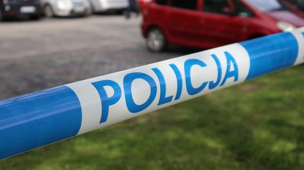 Sąd rejonowy w Giżycku aresztował Artura K., który najpierw zadał żonie kilka ciosów nożem, a następnie zepchnął ranną kobietę z balkonu mieszkania na trzecim piętrze – poinformował rzecznik prasowy Sądu Okręgowego w Olsztynie. Do dramatycznej sytuacji doszło w zeszłym tygodniu na osiedlu przy ul. Moniuszki w Giżycku na Mazurach.