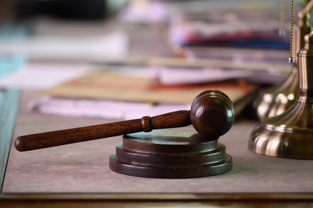 Wyroki więzienia i więzienia w zawieszeniu wydał Sąd Rejonowy w Gnieźnie w ponownym procesie byłych policjantów oskarżonych w sprawie śmierci 36-letniego mężczyzny. Funkcjonariusze zamiast podjąć odpowiednie działania zawieźli go do lasu, gdzie mężczyzna zmarł.