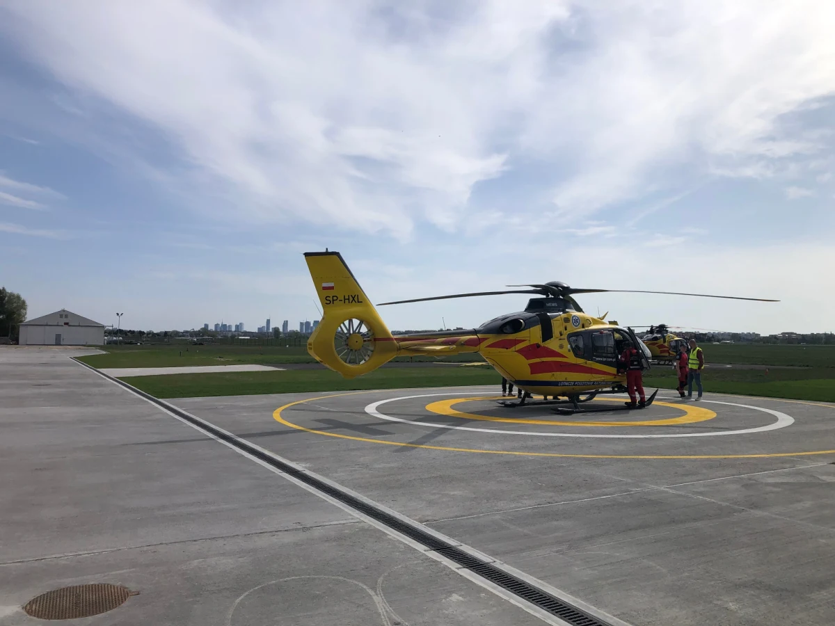 Zamiast hangarów wybudowanych pół wieku temu, z których śmigłowce wyprowadzano na platformie ciągniętej przez traktor - nowoczesne, w pełni zautomatyzowane budynki. Do tego centrum operacyjne, mogące koordynować działania ratunkowe na dużą skalę. To w skrócie infrastruktura otwartej wczoraj, nowoczesnej bazy LPR na warszawskim lotnisku Babice