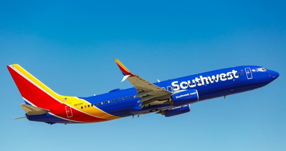 Pokrywa silnika samolotu Boeing 737-800 linii Southwest Airlines odpadła podczas startu z lotniska w amerykańskim Denver. Maszyna zawróciła i bezpiecznie wylądowała na lotnisku, nikt nie ucierpiał. Amerykańska Federalna Administracja Lotnictwa (FAA) wszczęła śledztwo.