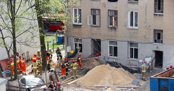 Podczas prac remontowych zawaliła się jedna ze ścian budynku w Łodzi. Pod gruzowiskiem strażacy znaleźli ciało 52-latka. Drugi z mężczyzn pracujących w budynku wyszedł z zawaliska o własnych siłach, jest w szpitalu.