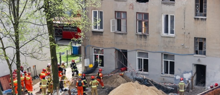 Podczas prac remontowych zawaliła się jedna ze ścian budynku w Łodzi. Pod gruzowiskiem strażacy znaleźli ciało 52-latka. Drugi z mężczyzn pracujących w budynku wyszedł z zawaliska o własnych siłach, jest w szpitalu.