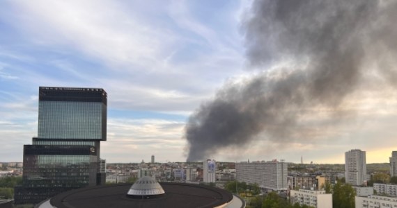 W hali przy ul. Rzepakowej w Katowicach w poniedziałek wybuchł duży pożar. Na miejsce wysłano 22 zastępy straży pożarnej. Akcja gaśnicza trwała kilka godzin.