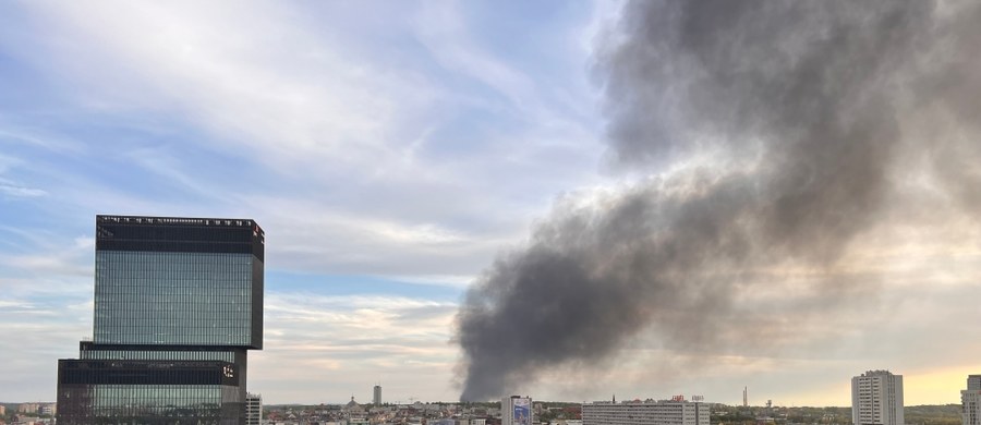 W hali przy ul. Rzepakowej w Katowicach w poniedziałek wybuchł duży pożar. Na miejsce wysłano 22 zastępy straży pożarnej. Akcja gaśnicza trwała kilka godzin.