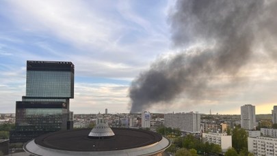 Duży pożar hali w Katowicach. W środku znajdowały się hulajnogi elektryczne