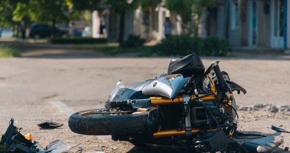 Motocyklista zginął w wypadku w Kętach (Małopolska, gdy jego suzuki uderzyło w w samochód daewoo. "Kierujący autem 68–latek z Kęt wyjechał z drogi podporządkowanej" - przekazała policja.