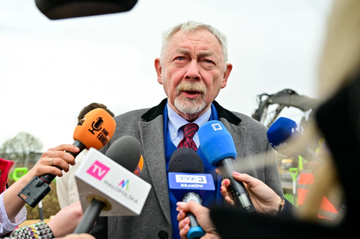 "Łukasz Gibała nie pierwszy raz zrobił sam siebie liderem sondaży, ponieważ zaczął takie wyniki rozpowszechniać na długo przed rozpoczęciem kampanii wyborczej" - napisał w mediach społecznościowych Jacek Majchrowski, komentując w ten sposób wyniki wyborów samorządowych w Krakowie. Największe poparcie wśród krakowian uzyskał poseł Koalicji Obywatelskiej Aleksander Miszalski. W drugiej turze zmierzy się z nim Łukasz Gibała.
