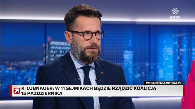 W programie "Gość Wydarzeń" przypomniano słowa premiera Donalda Tuska. "W stu (tak, stu!) największych miastach Polski PiS przegrał pierwszą turę. W każdym z nich. Tylko w szesnastu weszli do drugiej tury. W sejmikach - jedenaście do pięciu dla Koalicji. Wiem, zawsze może być lepiej" - napisał w poniedziałek na platformie X (dawniej Twitter).Radosław Fogiel został zapytany przez Bogdana Rymanowskiego, czy tymi słowami premier "uderzył w czuły punkt PiS - czyli, że PiS nie istnieje w miastach". - Premier raczej ujawnił swój czuły punkt, swoją wadę. Jeżeli komuś się wydaje, że Polska to tylko duże miasta, to widać, że nie rozumie Polaków, widać, że nie będzie nigdy reprezentantem każdego zakątka naszego kraju. Duże miasta są istotne, ale Polska to również małe miasta, miasteczka, wsie. My nie fetyszyzujemy jednych kosztem drugich. To jest cały czas ta sama narracja - mówił polityk PiS.- Pan Fogiel zrobił to, co zarzucał mi, czyli kombinuje, jak powiedzieć, że mieszkańcy miast się dla PiS nie liczą - oceniła Katarzyna Lubnauer. - Nie wiem, co jest trudnego w zrozumieniu sformułowania, że "każdy Polak jest ważny" - odpowiedział Fogiel.