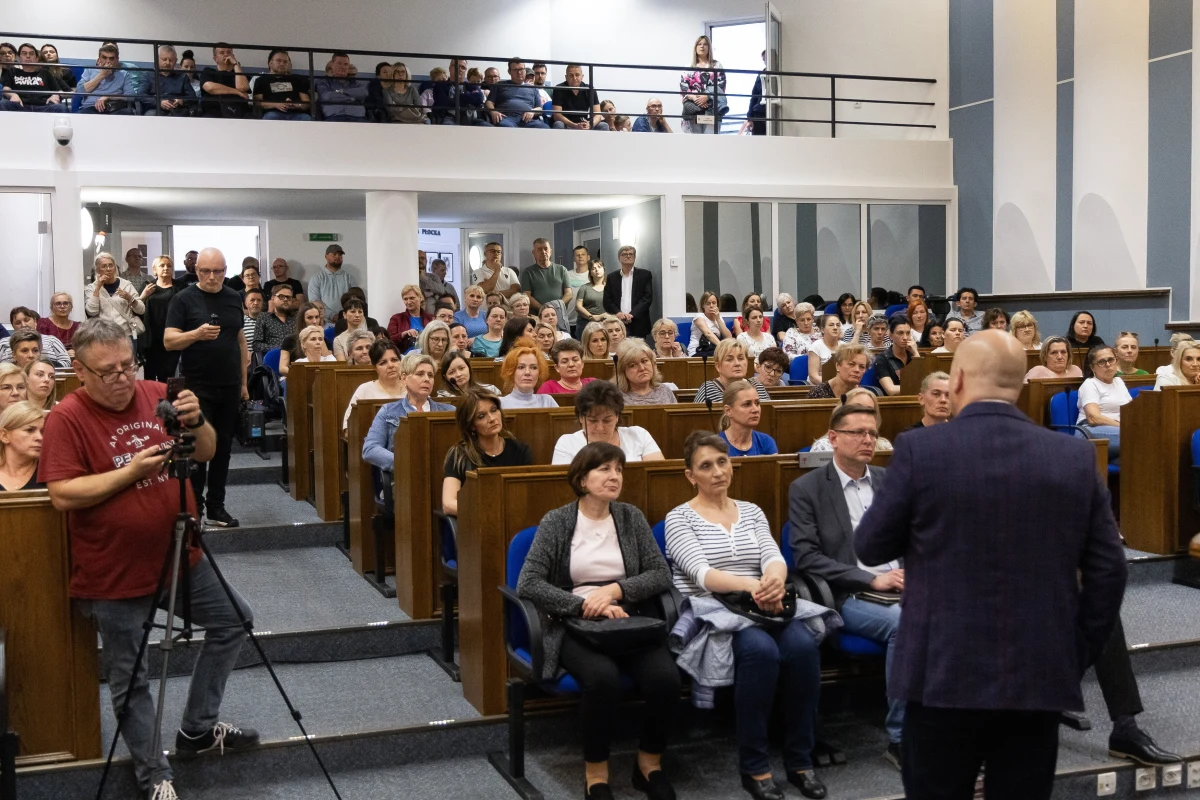 Ponownie wybrany w niedzielnych wyborach samorządowych na prezydenta Płocka (Mazowieckie) Andrzej Nowakowski zapowiedział poszukiwanie pracodawców, którzy mogliby przyjąć pracowników likwidowanego zakładu Levi Strauss w tym mieście. Będzie też szukał inwestorów, którzy mogliby uruchomić działalność na terenie, który obecnie zajmuje fabryka. 