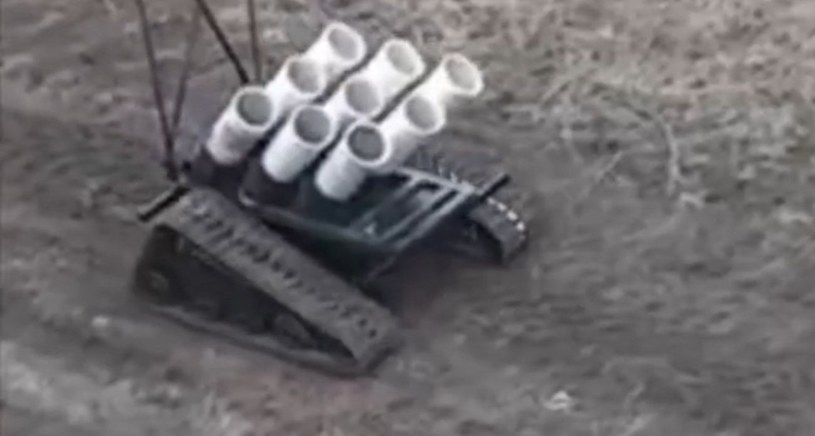 Jak wynika z nowego materiału wideo udostępnionego przez Siły Zbrojne Ukrainy, strona rosyjska zaczęła używać bezzałogowych dronów naziemnych do minowania. System wygląda na chałupniczą robotę, ale może być ekstremalnie niebezpieczny. 