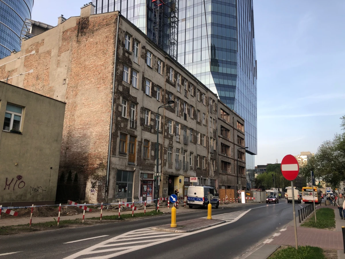 7 osób zatrzymali warszawscy policjanci w związku z makabrycznym odkryciem w przedwojennej kamienicy przy ulicy Grzybowskiej – informuje dziennikarz RMF FM. Znaleziono w niej ciała 4 mężczyzn. Policja potwierdza, że doszło tam do zdarzenia o charakterze kryminalnym. Zatrzymani są przesłuchiwani, a prokurator Szymon Banna mówi RMF FM, że nic nie wskazuje na to, by w kamienicy ukryte były jeszcze jakieś zwłoki.