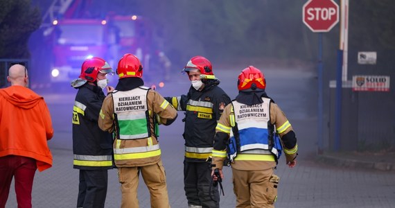 Policja i prokuratura wyjaśniają okoliczności pożaru hali magazynowej w Katowicach. Ogień pojawił się tam wczoraj wieczorem w hali, w której przechowywane były hulajnogi elektryczne. Akcja strażaków zakończyła się po północy.