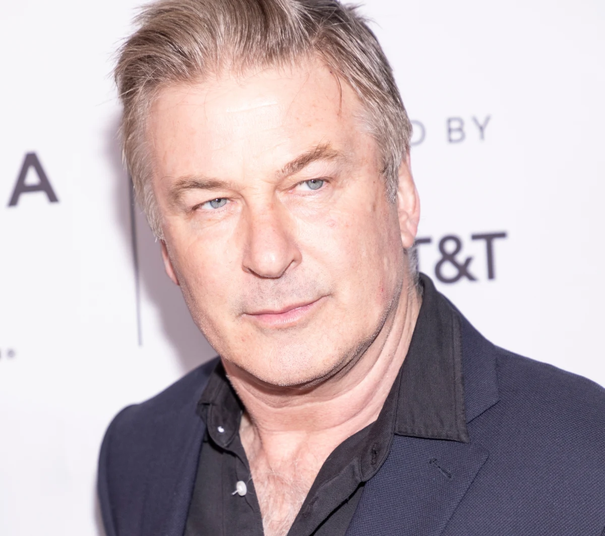 Prokuratura Nowego Meksyku wciąż usiłuje pociągnąć Aleca Baldwina do odpowiedzialności za nieumyślne spowodowanie śmierci operatorki Halyny Hutchins, która zginęła na na skutek postrzału na planie westernu „Rust”. W odpowiedzi na złożony niedawno przez obrońców aktora wniosek o oddalenie wysuniętych przeciwko niemu zarzutów, prokuratorzy wystosowali specjalne oświadczenie. Oskarżyli oni hollywoodzkiego gwiazdora o nieuważność i niepanowanie nad emocjami, co miało doprowadzić do tragedii.