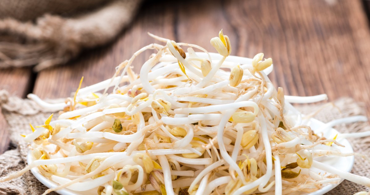 Cztery produkty z puszki, które warto mieć w domu. Sycą, są pełne białka i witamin