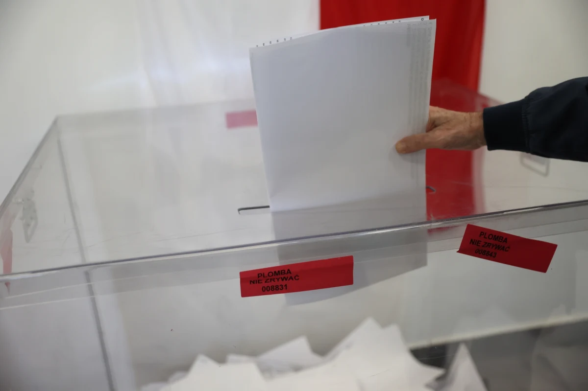 Szymon Taciak i Dawid Ksoń otrzymali taką samą liczbę głosów w wyborach na radnego gminy Dolsk w Wielkopolsce. O zwycięstwie jednego z nich rozstrzygnęło... losowanie.