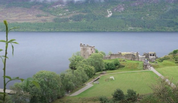 Szkockie jezioro Loch Ness od dawna urzeka niewyjaśnionymi historiami. Dave Holton jest przekonany, że odkrycie legendarnego potwora jest tylko kwestią czasu. Także liczni turyści z całego świata odwiedzają to miejsce pełni nadziei na spotkanie z Nessie.