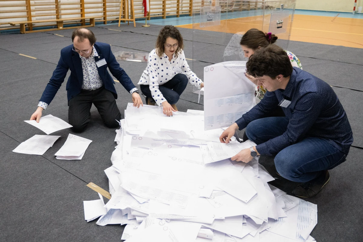 Jak wynika z danych Państwowej Komisji Wyborczej, Prawo i Sprawiedliwość zdobyło 16 mandatów w wyborach do sejmiku województwa łódzkiego. Koalicja Obywatelska będzie miała w nim 12 reprezentantów, Trzecia Droga - 4, a Lewica wprowadziła do samorządu województwa 1 przedstawiciela.