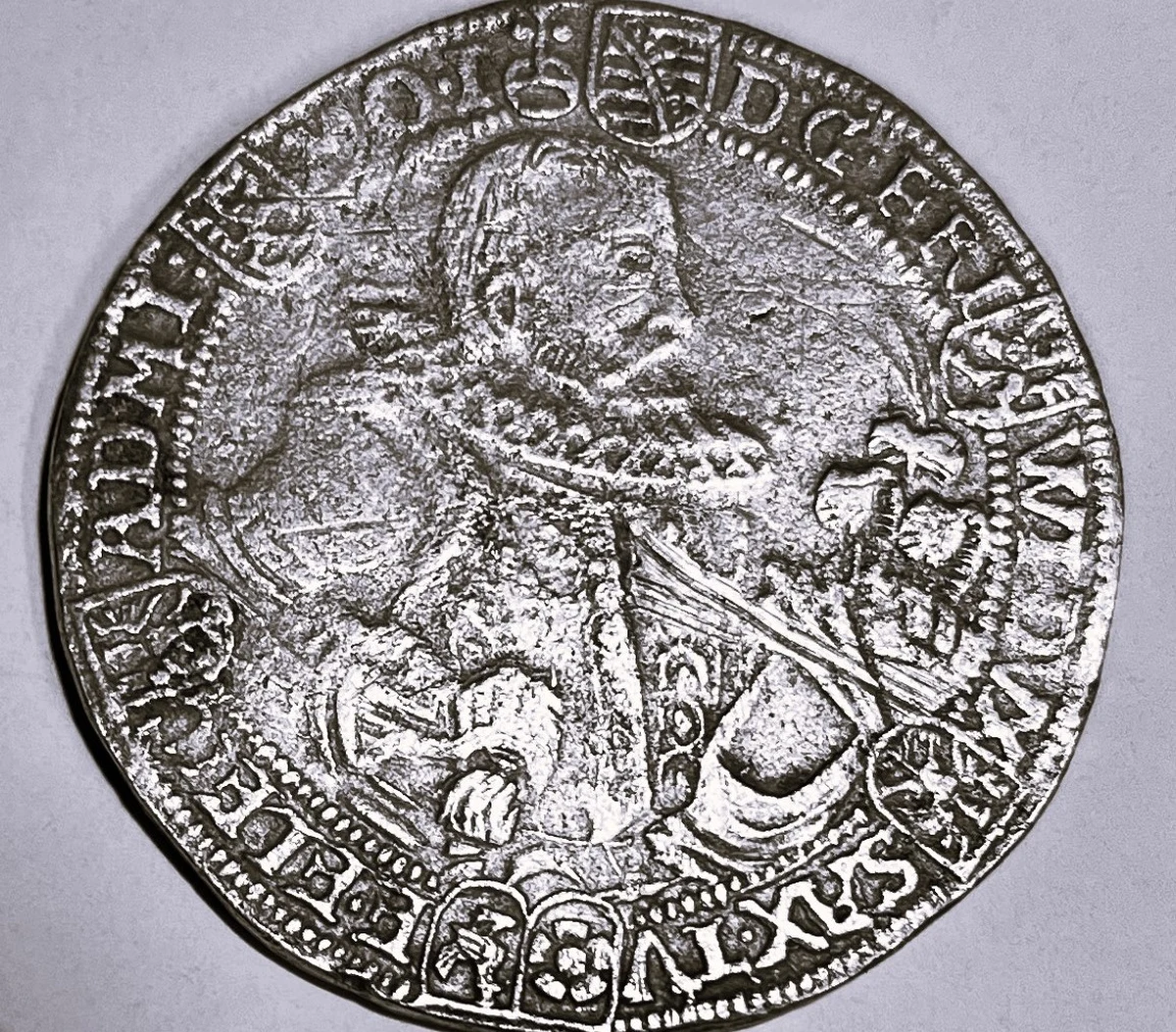 W okolicy Duniewa (Zachodniopomorskie) odkryto renesansowy talar książąt saksońskich – poinformowało we wtorek Stowarzyszenia im. św. Korduli. Monetę znaleziono podczas przeszukiwania pola jednego z rolników, który zgubił część od pługa.