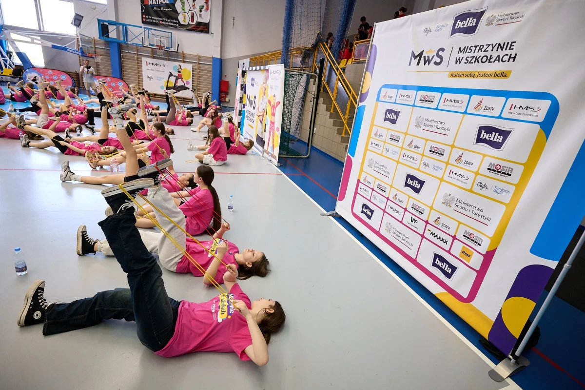 Ponad czterysta uczennic – i to nie tylko ze Śląska! – wzięło udział w drugiej tegorocznej odsłonie akcji „Mistrzynie w Szkołach” w Żorach. "Naszym hasłem przewodnim jest „jestem sobą, jestem bella”. Uświadamiamy dziewczynom, że są wyjątkowe, jedyne i niepowtarzalne i zależy nam, by zrozumiały, że aktywność fizyczna nie zaczyna się na poziomie profesjonalnym, a dużo wcześniej" – mówi Otylia Jędrzejczak, pomysłodawczyni niezwykłych lekcji wychowania fizycznego tylko dla dziewcząt.