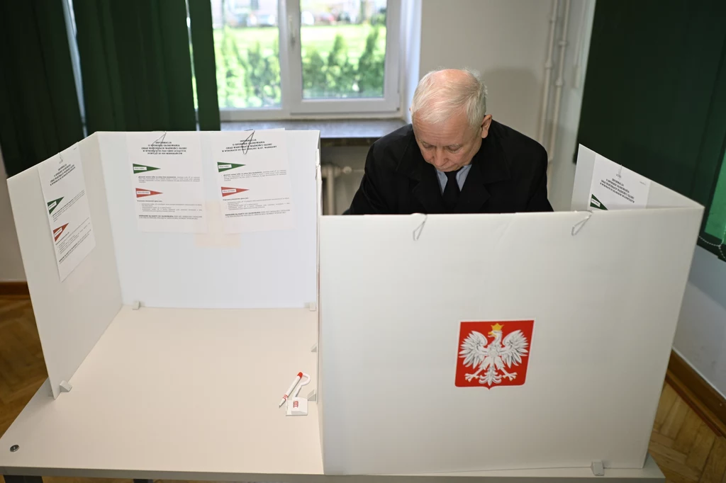 Jarosław Kaczyński podczas głosowania w wyborach samorządowych