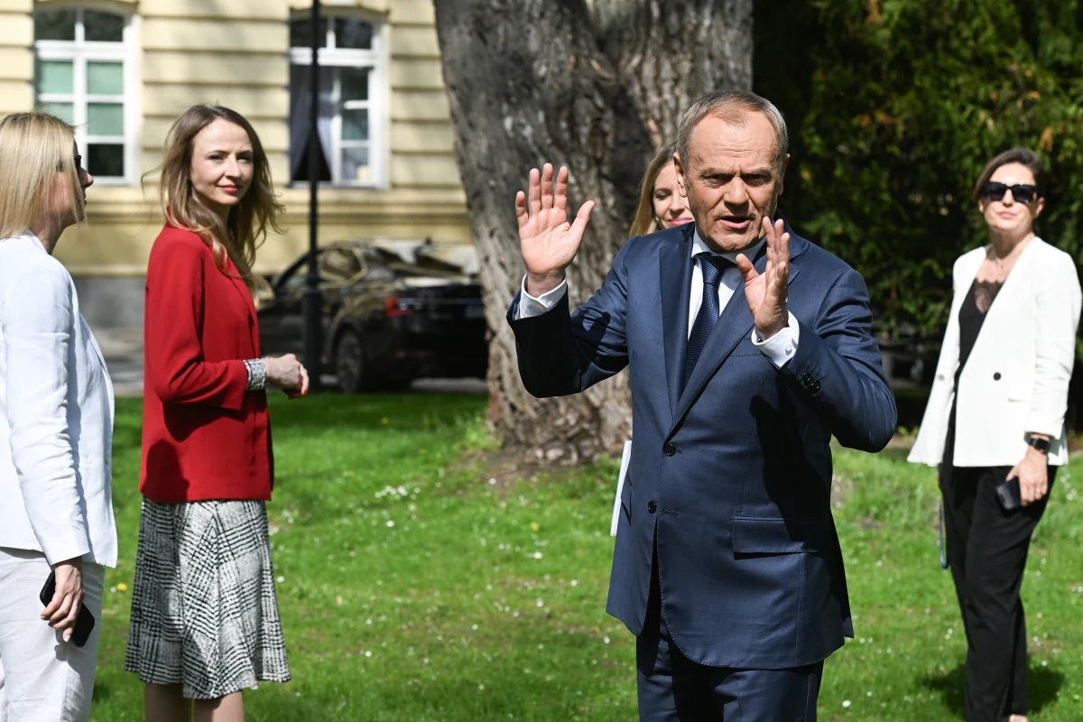 Premier Donald Tusk przekazał we wtorek, że na pewno dojdzie do rekonstrukcji rządu. Według szefa rządu przełom wiosny i lata wydaje się być stosownym momentem. Premier zaznaczył jednocześnie, że zmiany będą zależały wyłącznie od merytorycznej oceny ministrów lub ich decyzji politycznej.