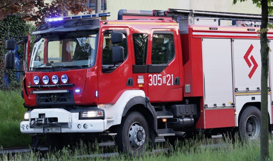 Dwulatek wpadł do rury odpływowej. Trudna akcja ratownicza