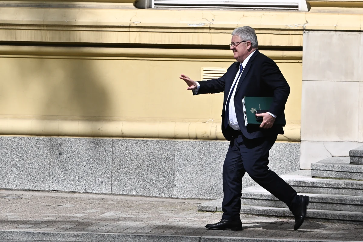 Decyzja o upublicznieniu listy importerów ukraińskiego zboża była błędna - oznajmił minister rolnictwa Czesław Siekierski. Szef resortu podjął decyzję o usunięciu jej ze strony ministerstwa. Od chwili opublikowania listy importerów ukraińskiego zboża, do MRiRW napływają skargi, żądania sprostowań, zapowiedzi procesów sądowych - poinformował minister.