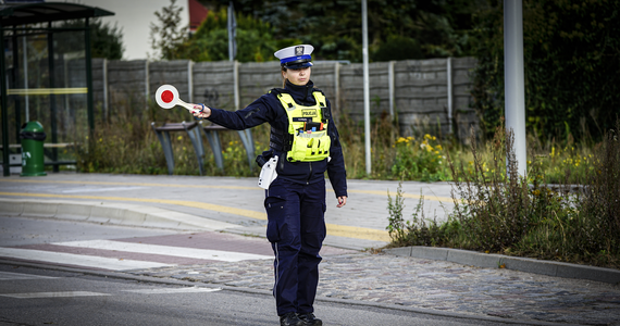 Funkcjonariusze gdyńskiej drogówki zatrzymali do kontroli kierującą audi, która przejechała na czerwonym świetle. Kobieta przewoziła w aucie niespełna 4-letnie dziecko. W trakcie interwencji okazało się, że 41-letnia mieszkanka Gdyni jest nietrzeźwa. Grozi jej do trzech lat więzienia.