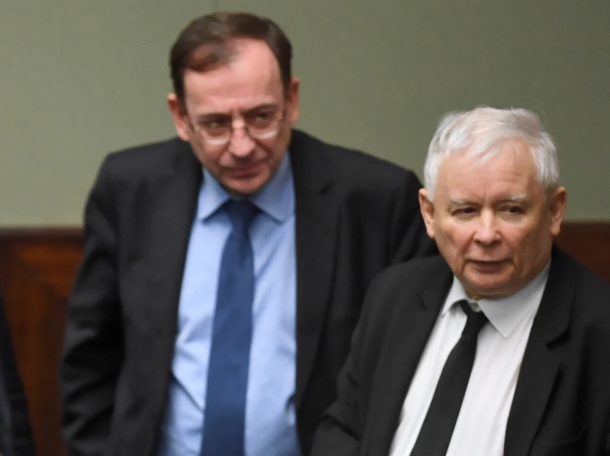 ​Były szef MSWiA Mariusz Kamiński 23 kwietnia stanie przed komisją ds. wyborów korespondencyjnych - poinformował przewodniczący komisji Dariusz Joński (KO). Dodał, że na ostatnim posiedzeniu, które odbędzie się prawdopodobnie 24 maja, przed komisją zeznawać będzie prezes PiS Jarosław Kaczyński.