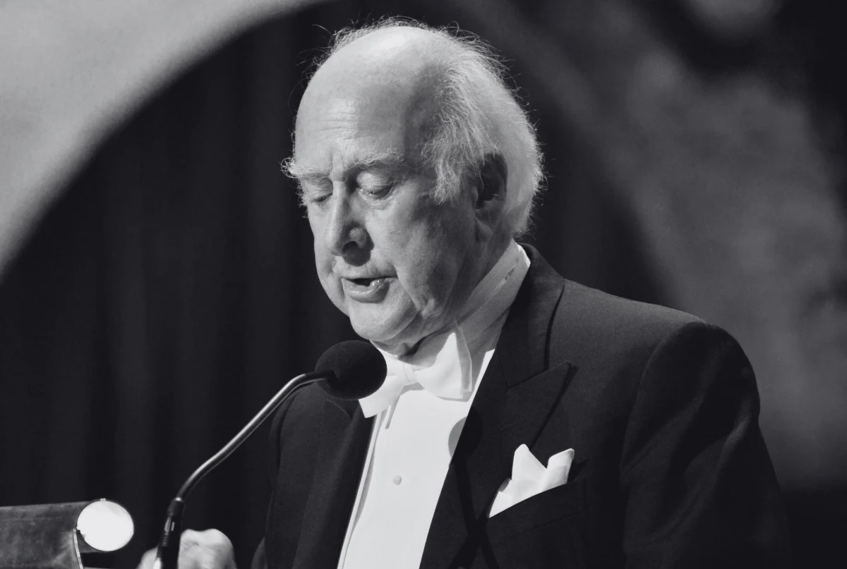 Noblista Peter Higgs zmarł w Edynburgu, w wieku 94 lat - poinformował we wtorek "The Guardian". Fizyk otrzymał Nagrodę Nobla w dziedzinie fizyki w 2013 r., wraz z Francois Englertem, za teorię, która wyjaśnia, skąd się bierze masa. Jej słuszność potwierdziło odkrycie bozonu Higgsa, zwanego też "boską cząstką".