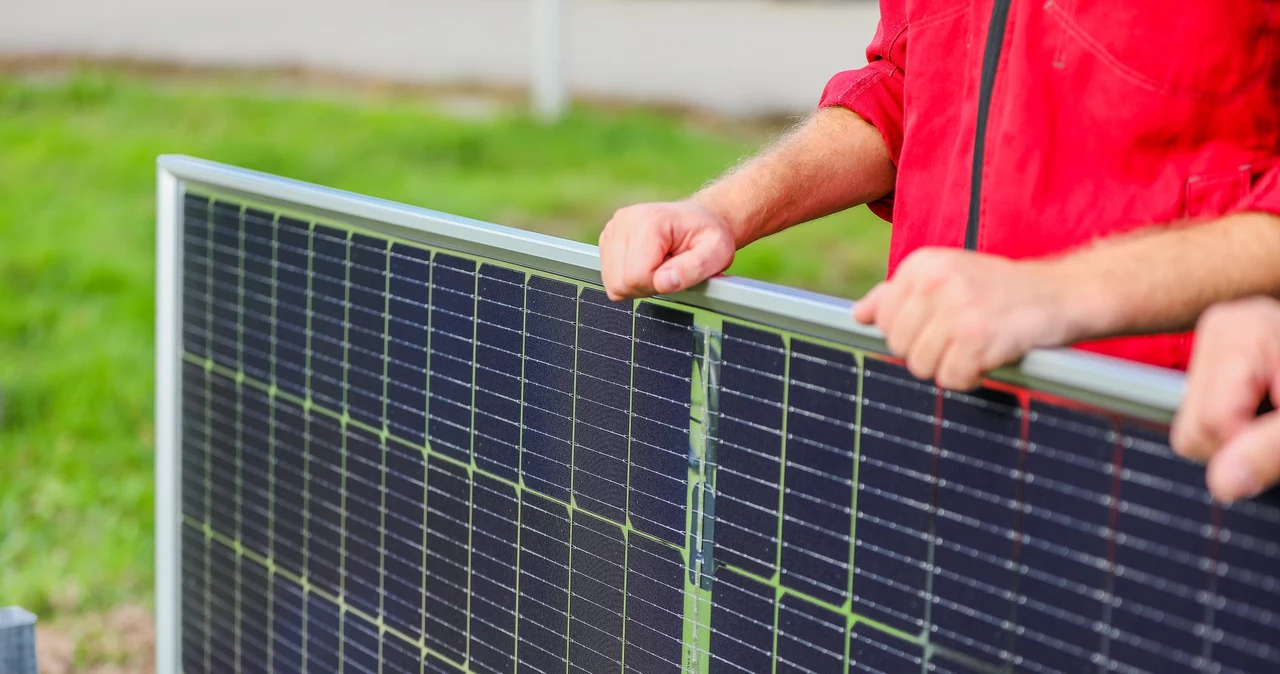 La energía fotovoltaica barata procedente de China ha inundado el mercado.  Los paneles incluso hacen vallas