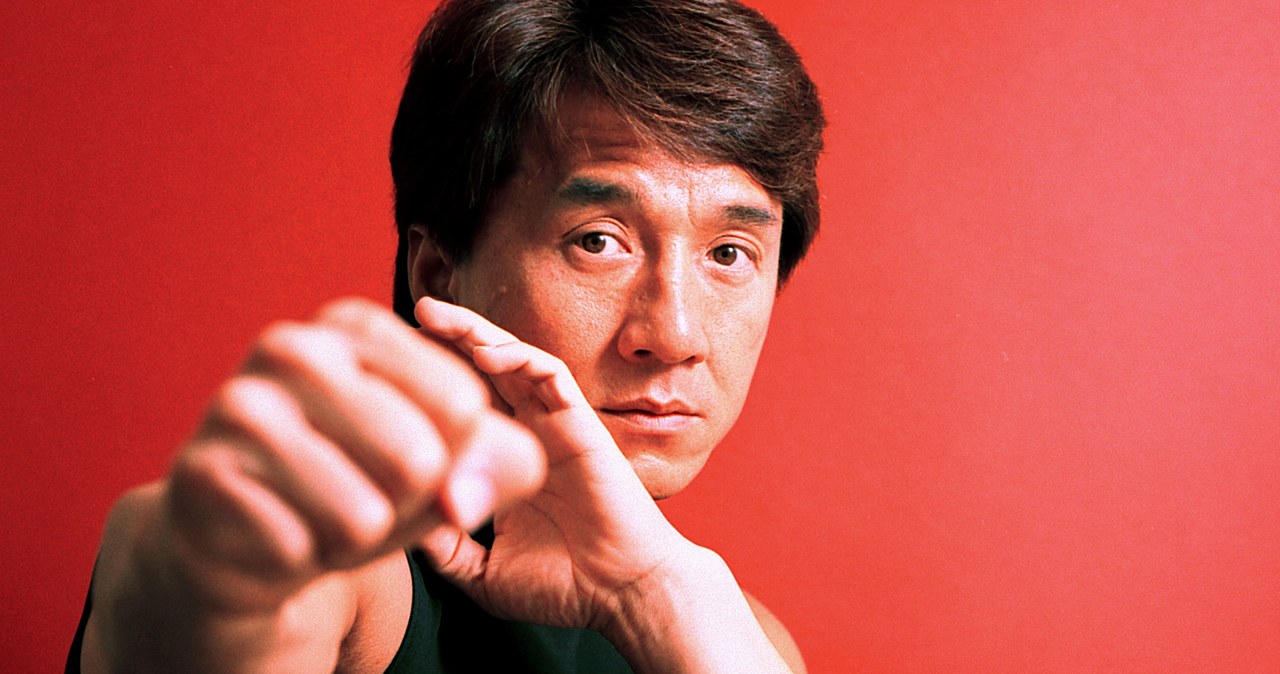 Jackie Chan opublikował zdjęcie, na którym nie wyglądał najlepiej. Fani azjatyckiego gwiazdora kina akcji natychmiast zaczęli zastanawiać się, czy aktor nie jest przypadkiem chory? Okazało się jednak, że 70-latek przygotowuje się do roli w nowym filmie.