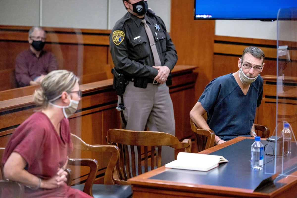 ​Sąd stanowy w Michigan skazał we wtorek Jamesa i Jennifer Crumbleyów na karę od 10-15 lat więzienia za nieumyślne spowodowanie śmierci w związku z zabiciem przez ich 15-letniego syna Ethana czterech szkolnych kolegów w 2021 r. Sąd przychylił się do wymiaru kary żądanego przez prokuraturę.