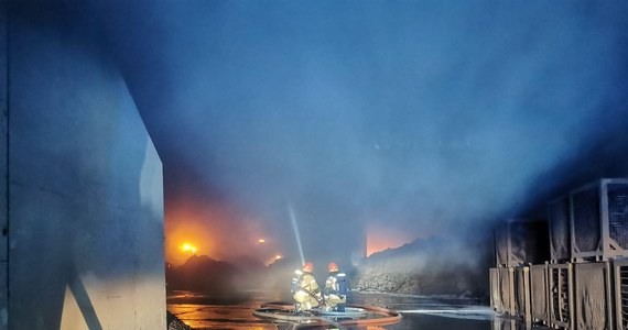 Strażakom udało się opanować pożar w dużym kompleksie hal produkcyjno-magazynowych w dzielnicy Mikołowa - Kamionce. Na miejscu pracowały 42 zastępy straży pożarnej.