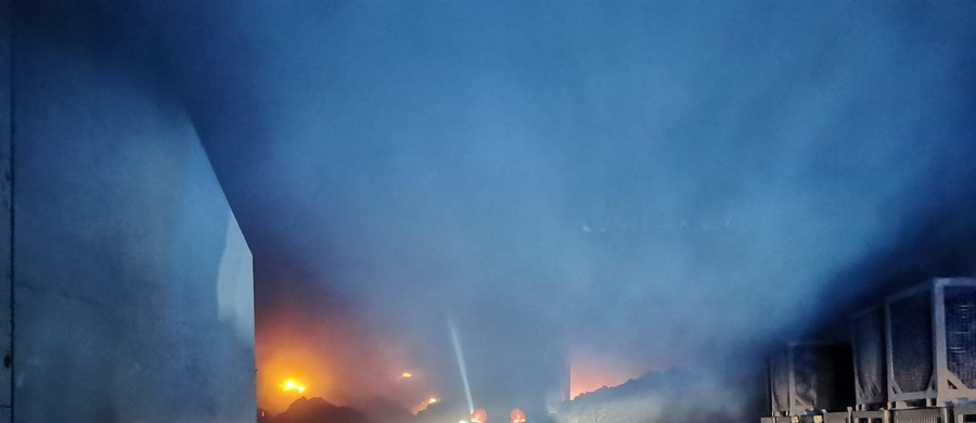 Strażakom udało się opanować pożar w dużym kompleksie hal produkcyjno-magazynowych w dzielnicy Mikołowa - Kamionce. Na miejscu pracowały 42 zastępy straży pożarnej.