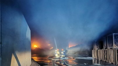 Potężny pożar hali w Mikołowie. Z ogniem walczyło ponad 40 zastępów strażackich