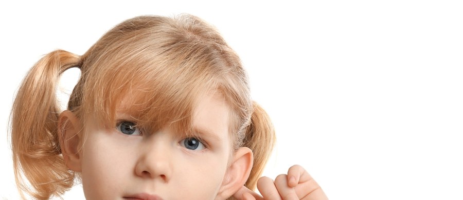 Niedosłuch u dzieci jest jednym z najczęstszych powodów wizyt u lekarza otolaryngologa oraz należy do schorzeń trudnych w diagnostyce i leczeniu. Wynika to z faktu, że przyczyn występowania niedosłuchu u dzieci jest wiele. Na szczęście spora część z nich jest możliwa do całkowitego wyleczenia. 