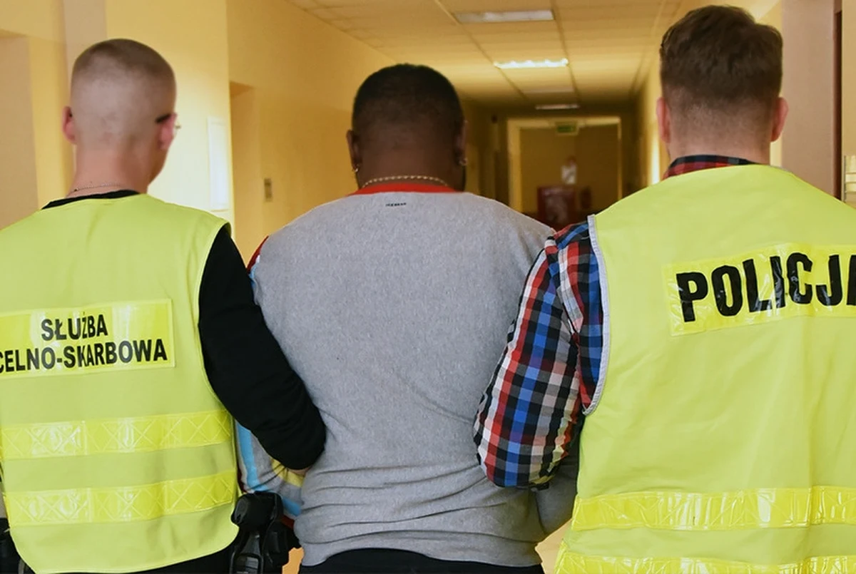 1,6 kg kokainy w puszkach po zupie i kremie z owoców oraz orzechów palmowych - to zawartość walizki Nigeryjczyka, który został zatrzymany na Dworcu Zachodnim w Warszawie. Mężczyzna przyjechał do Polski autokarem z Düsseldorfu.