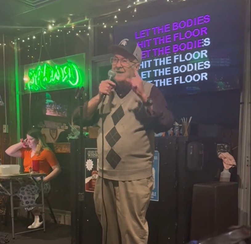 Ponad 3,7 mln odsłon na TikToku ma nagranie z występu na karaoke 77-letniego obecnie Dennisa Forebacka, który zmierzył się z przebojem "Bodies" numetalowej grupy Drowning Pool.