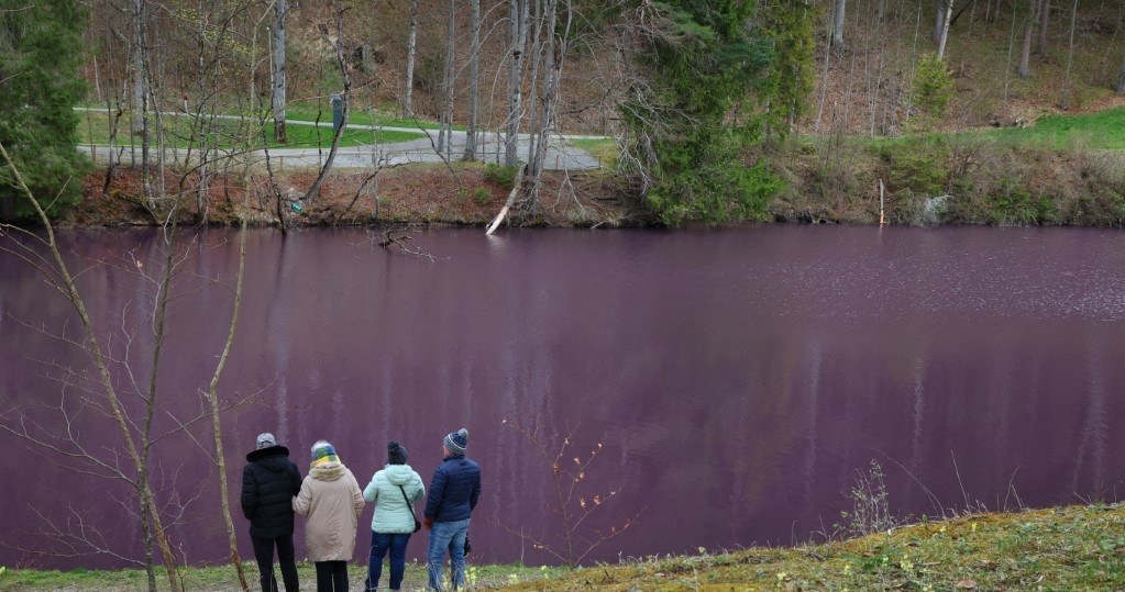  Jezioro jak z chemicznego obrazka. Niezwykłe wydarzenie w Bawarii