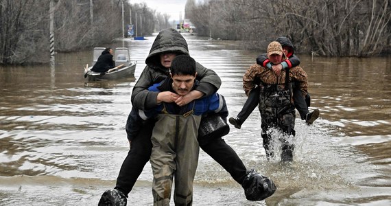 Blisko 8 tysięcy ludzi zostało ewakuowanych z powodu powodzi w obwodzie orenburskim w Rosji. Topniejący śnieg sprawił, że poziom rzeki Ural niebezpiecznie się podniósł aż o 10 metrów. W samym mieście Orenburg zalanych zostało ponad 3000 domów. W sąsiednim Kazachstanie ewakuowanych zostało ponad 96 tysięcy osób.