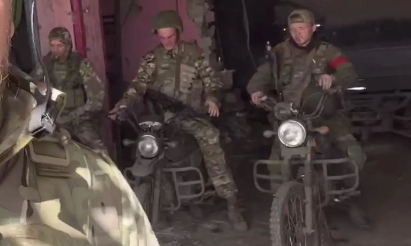 Wygląda na to, że obserwujemy właśnie kolejną rosyjską zmianę strategii na froncie. Tym razem w mediach społecznościowych pojawiło się nagranie, na którym możemy zobaczyć żołnierzy przeprowadzających szturm na motocyklach. 