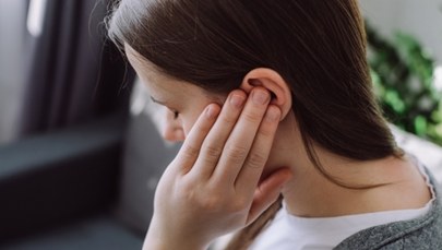 NFZ: Co trzeci Polak ma problemy ze słuchem. Te objawy i badania warto nagłośnić!