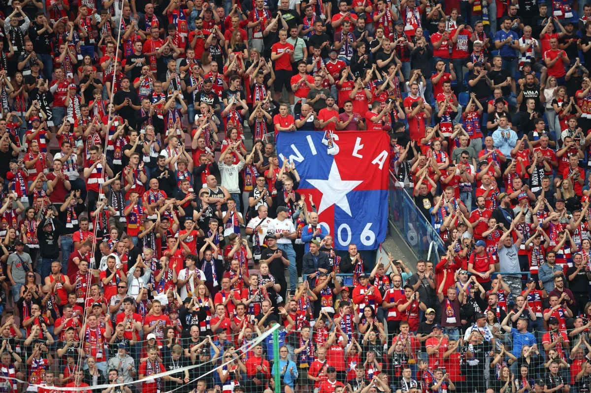 Komisja Dyscyplinarna PZPN przychyliła się do wniosku o zawieszenie kary zakazu wyjazdu kibiców Wisły Kraków na finał Pucharu Polski w Warszawie - poinformował związek. Oznacza to, że fani "Białej Gwiazdy" będą mogli 2 maja wspierać swoich piłkarzy na PGE Narodowym podczas finałowego starcia z Pogonią Szczecin.