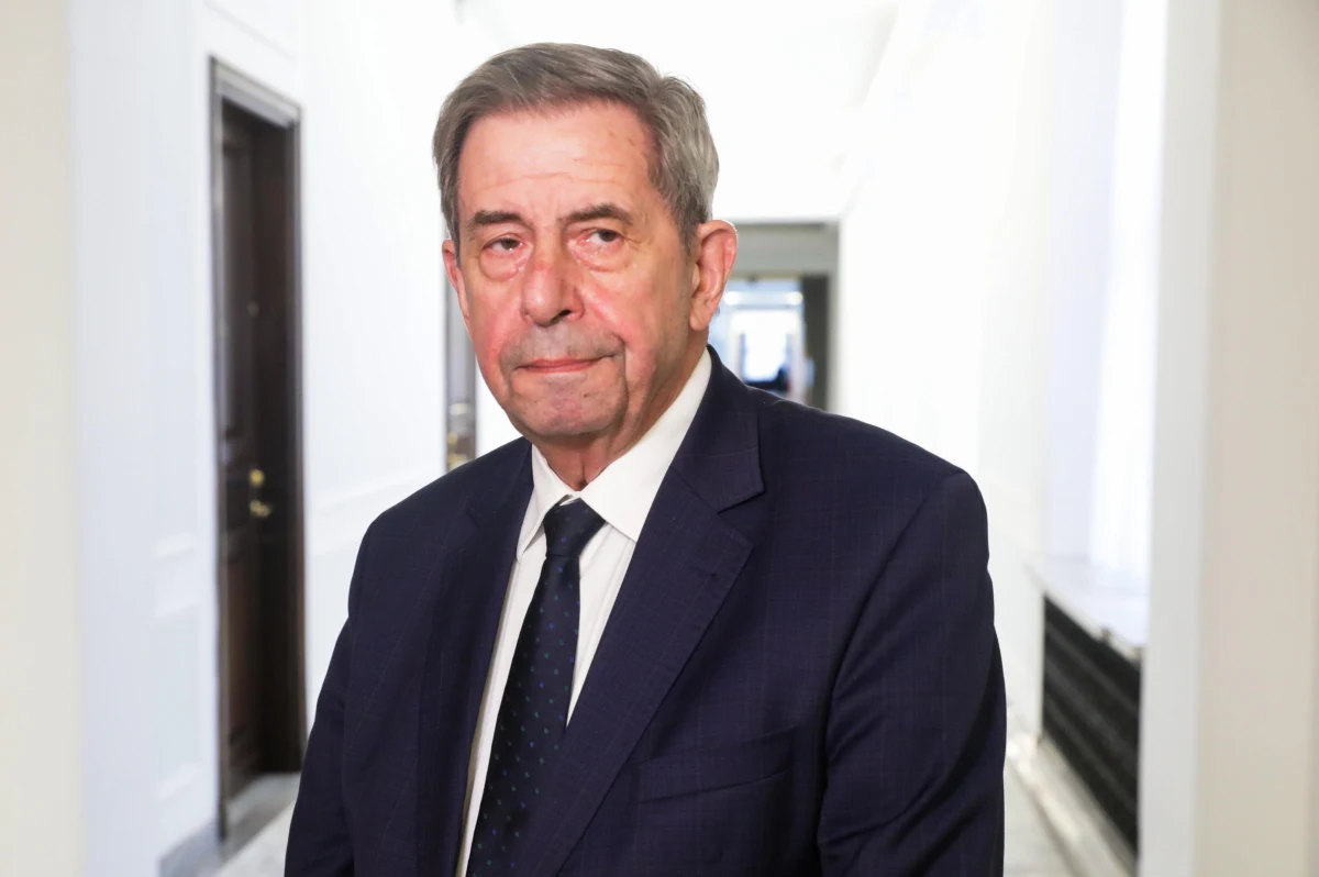 Czy aborcja do 12. tygodnia ciąży na życzenie kobiety, jak przewidują projekty Lewicy i Koalicji Obywatelskiej, jest zgodna z Konstytucją RP? "Moim zdaniem nie jest zgodna, zresztą daliśmy temu wyraz w orzeczeniu z 28 maja 1997 roku – stwierdziliśmy, że w tym konflikcie dóbr, jakim jest dobro rozwijającego się człowieka i dobro kobiety, w której ciele ten człowiek się rozwija, to jednak - jeżeli mamy do czynienia z argumentem natury społecznej – dobro rozwijającego się dziecka ma przewagę" – powiedział prof. Andrzej Zoll, były prezes Trybunału Konstytucyjnego. Był on gościem Tomasza Terlikowskiego w Popołudniowej rozmowie w RMF FM.