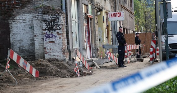 Andrij S., który usłyszał zarzut potrójnego zabójstwa w związku z odnalezieniem czterech ciał w kamienicy na warszawskiej Woli, trafi do aresztu. Sąd zdecydował dziś o areszcie także dla pięciu innych zatrzymanych w tej sprawie.