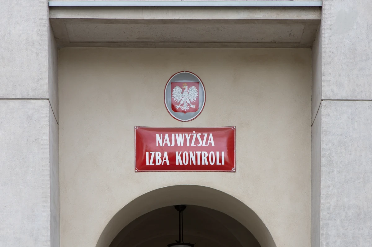 W czasie pandemii koronawirusa Najwyższa Izba Kontroli nadzorowała działania organów państwa. Dopatrując się nieprawidłowości, składała do prokuratury wnioski o ściganie. Teraz wszystkie zawiadomienia NIK-u mają zostać przejrzane – takie zalecenie wydała Prokuratura Krajowa.